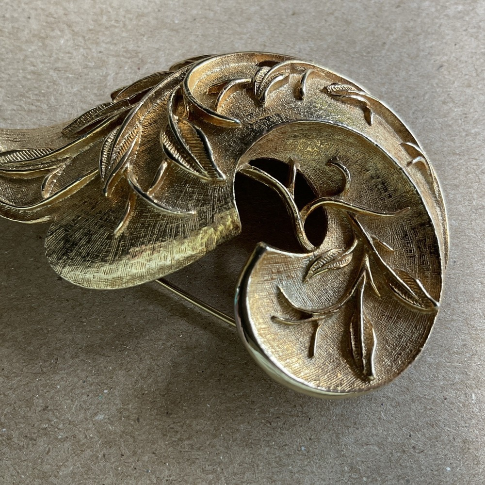 Leaf Decorated SARAH COVENTRY  Vintage Gold Brooch Pin Jewelry